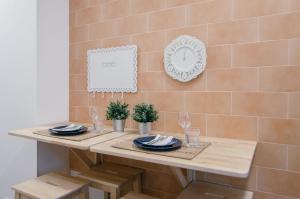 einen Tisch mit Tellern und Servietten darüber in der Unterkunft Casas de Mar - Concha in Olhão