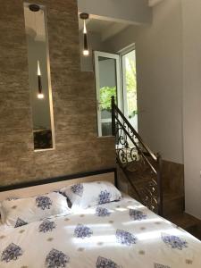 Un dormitorio con una cama con flores azules. en Kaskad apartment and Tours, en Ereván