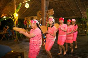 Eine Gruppe Mädchen in rosa Uniformen mit Tennisschlägern in der Unterkunft Karen Eco Lodge in Chiang Mai