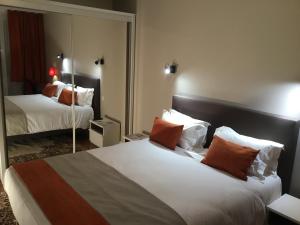 ブローニュ・シュル・メールにあるL'appartement de la Matelote face mer 4 personnesのベッド2台と鏡が備わるホテルルームです。