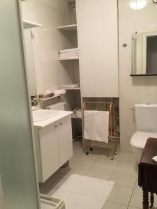 ブローニュ・シュル・メールにあるL'appartement de la Matelote face mer 4 personnesのバスルーム(洗面台、トイレ付)