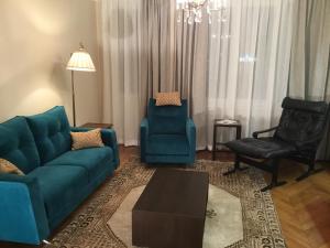 ブローニュ・シュル・メールにあるL'appartement de la Matelote face mer 4 personnesのリビングルーム(青いソファ、椅子2脚付)
