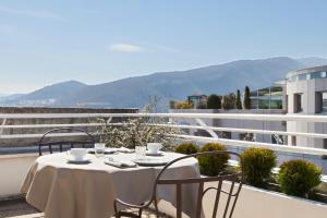 un tavolo e sedie sul balcone di un edificio di Annemasse Apparts ad Annemasse