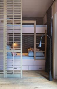 a room with two bunk beds with a lamp at Le petit M Chamonix au pied du Brévent in Chamonix-Mont-Blanc
