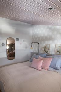 a bedroom with a large bed with a mirror on the wall at Le petit M Chamonix au pied du Brévent in Chamonix-Mont-Blanc