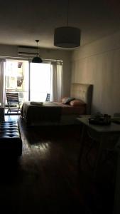 1 dormitorio con cama y ventana grande en M & C Suites en Buenos Aires