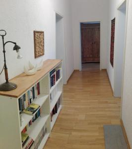 Perpustakaan di apartmen