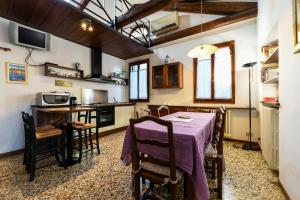 una cucina e una sala da pranzo con tavolo e sedie di Rialto Apartment a Venezia