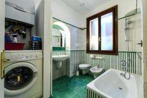 a bathroom with a washing machine and a sink at Rialto Apartment in Venice