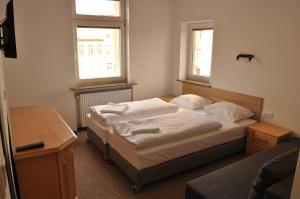 Łóżko lub łóżka w pokoju w obiekcie OperaHostel
