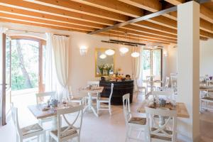 a restaurant with wooden ceilings and tables and chairs at Agriturismo Ca' Zerbetto in Bardolino