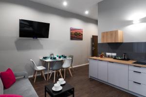 Kuchyňa alebo kuchynka v ubytovaní Kings City - Sławkowska Apartments