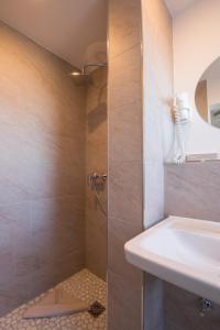 een badkamer met een douche, een wastafel en een toilet bij Hotel Strandräuber in Kalifornien