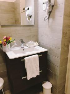 Gallery image of H&ocirc;tel Le Dauphin in Menton