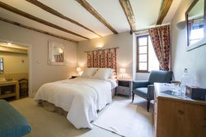 A bed or beds in a room at Moulin de Latreille
