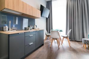 Kuchyňa alebo kuchynka v ubytovaní Kings City - Sławkowska Apartments