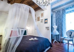 una camera con letto a baldacchino di Abbraccio di Romeo a Verona