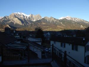 uma vista para as montanhas nevadas de uma cidade em Haus Gaschür em Bad Ragaz