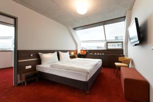Ліжко або ліжка в номері Simm's Hotel - cityhotel next to Metro U3