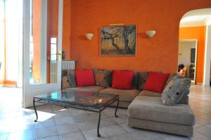 a living room with a couch and a glass table at Villa Valflor chambres d'hôtes et appartements in Marseille