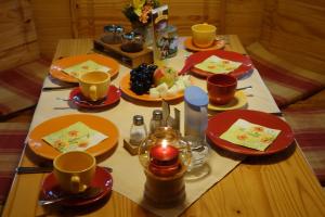 una mesa con platos y tazas y comida en ella en Gasthaus "Zum Wanderstübel" en Hinterhermsdorf