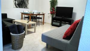 un soggiorno con divano e TV di Margall Home a Las Palmas de Gran Canaria