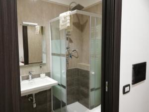 W łazience znajduje się prysznic, umywalka i prysznic. w obiekcie B&B Controtempo w mieście Reggio di Calabria