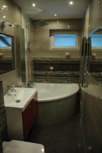 uma casa de banho com uma banheira e um lavatório em Apartament Beata em Jastrzebia Gora