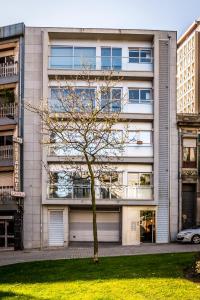 a tree in front of a building at Pretty Porto Apartment by SOULSHARING.PORTO in Porto