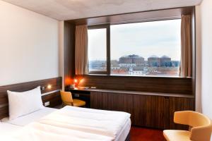 Voodi või voodid majutusasutuse Simm's Hotel - cityhotel next to Metro U3 toas