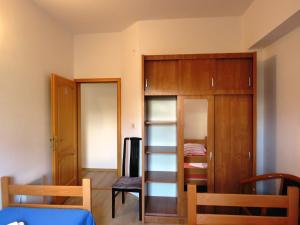 een woonkamer met een kast en een stoel bij Apartments Dolić Novalja in Novalja