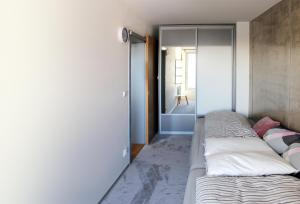 ein kleines Schlafzimmer mit 2 Betten und einem Spiegel in der Unterkunft Apartmán Jestřáb č. 23 - u kabinky in Janské Lázně