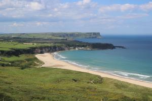 uma vista aérea de uma praia com o oceano em Glen Haven Bed and Breakfast em Ballycastle