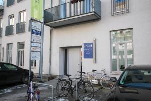 eine Gruppe von Fahrrädern, die vor einem Gebäude geparkt sind in der Unterkunft Hotel Ahrberg Viertel in Hannover