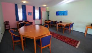 a classroom with tables and chairs and pink walls at Hotel Ahrberg Viertel in Hannover