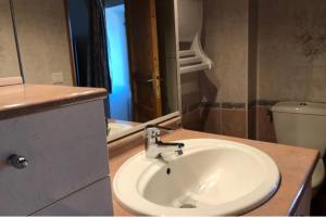 un baño con lavabo e inodoro en Maison Pauline, en Galeria 34 fotos más