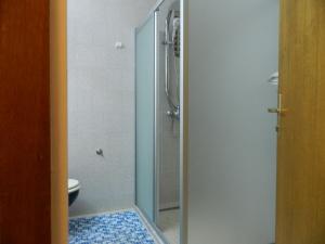 ein Badezimmer mit einer Dusche und einem WC mit einer Glastür in der Unterkunft Rooms Vjera in Dubrovnik