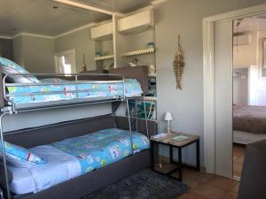 1 dormitorio con 2 literas y espejo en Grimaldines - Villa, en Cagnes-sur-Mer