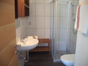 Koupelna v ubytování Haus Arosa + 32 fotografií