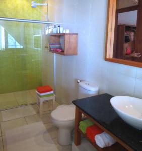 a bathroom with a toilet and a sink and a shower at Refugios Parajuru - Casa Verde in Parajuru
