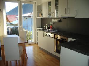 Kuchyň nebo kuchyňský kout v ubytování Haus Arosa