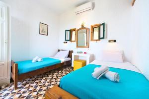 Zimmer mit 2 Betten und einem Spiegel in der Unterkunft Anemone Homes in Istro