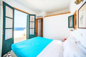 Кровать или кровати в номере Anemone Homes