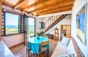 ein Wohnzimmer mit einem blauen Tisch und Stühlen in der Unterkunft Anemone Homes in Istro