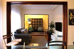 sala de estar con sofá y TV en Feelings Aveiro Apartment, en Aveiro