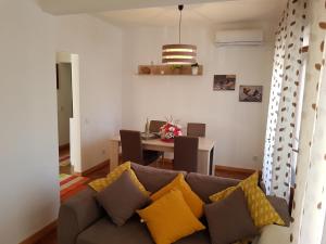 a living room with a couch and a table at Apartamento Sado in Setúbal