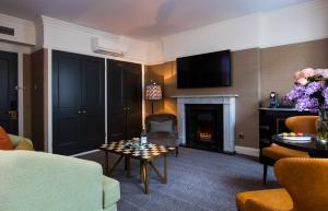 The Academy - Small Luxury Hotels of the World的电视和/或娱乐中心