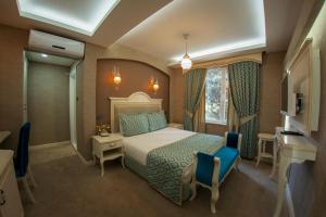 a hotel room with a bed and a desk at Hatunca Otel & Restaurant in Amasya