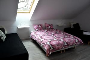 アウグストゥフにあるVilla Marinaのベッドルーム1室(ピンクの掛け布団、窓付)