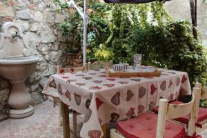 a table and chairs with a table and a sink at La Palma in Bari Sardo +43 photos